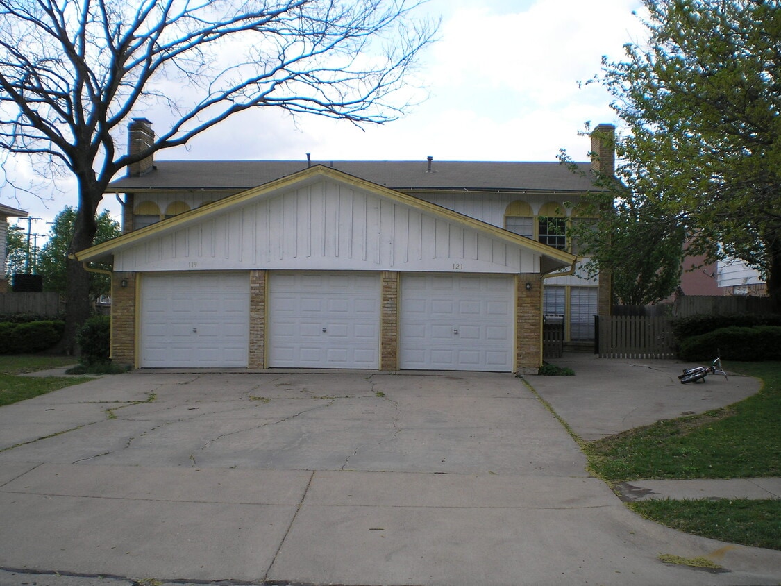121 N Cottonwood Dr, Richardson, TX 75080 Townhome Rentals in