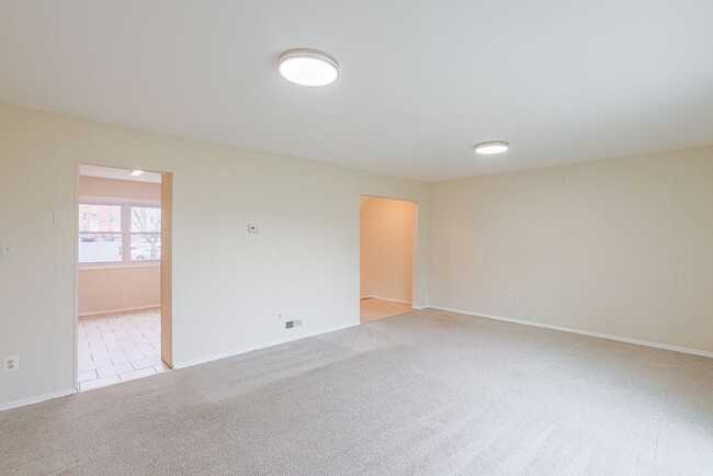 Building Photo - Spacious 3bdrm 1bath Home in Quiet Community