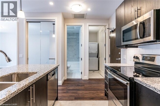 Building Photo - 118 King St E