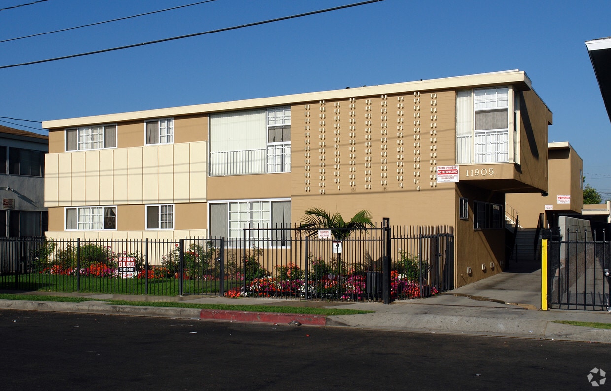 Primary Photo - 11905 Manor Dr