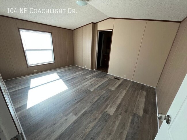 Building Photo - 104 Coachlight Dr