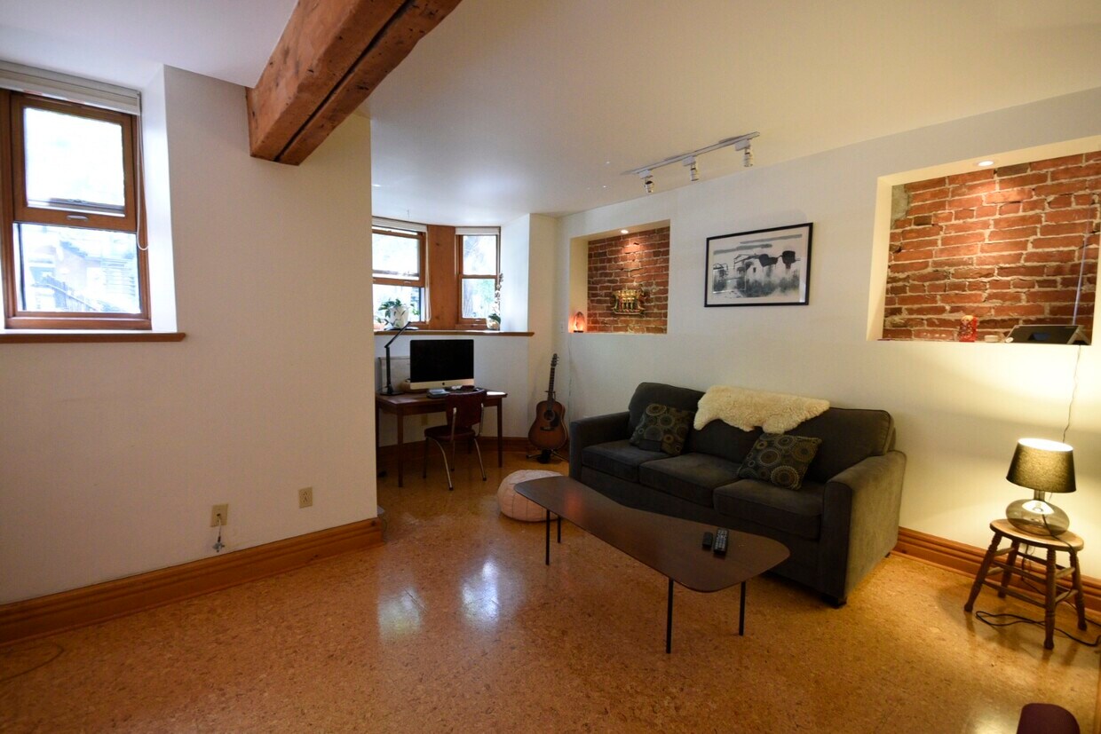 Primary Photo - 4617 Rue Hutchison