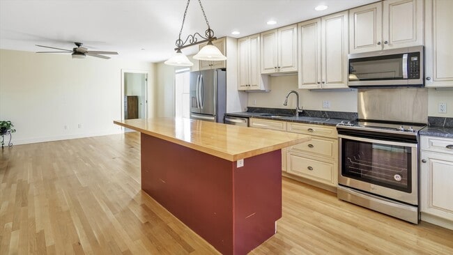 Building Photo - 148 Main St