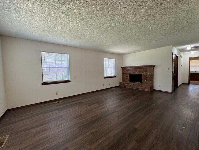 Building Photo - Gorgeous 3 bedroom 2 bathroom duplex