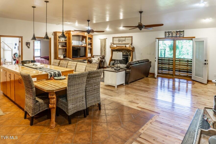 Foto del edificio - 424 Roaring Creek Rd
