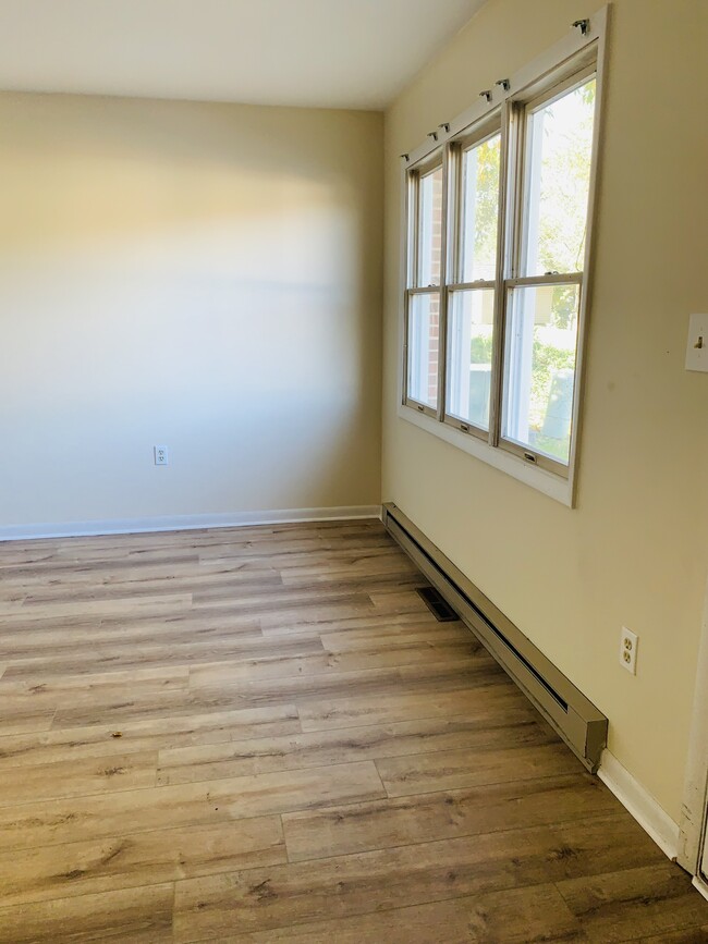 Building Photo - 64 Queen Ave Building Photo - 64 Queen Ave