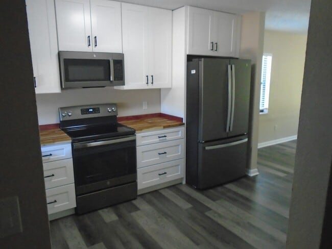 Foto del edificio - 733 Laurel Bay Cir