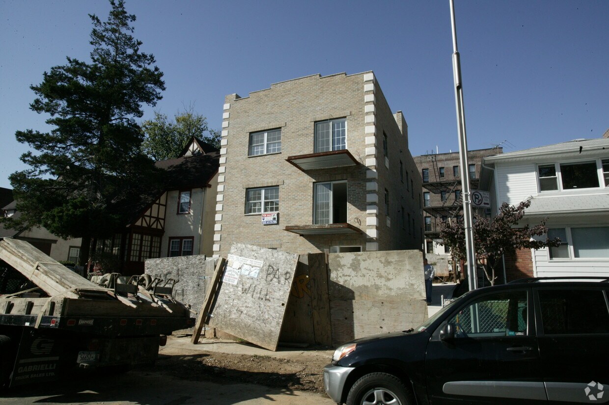 Foto del edificio - 36-16 169th Ave