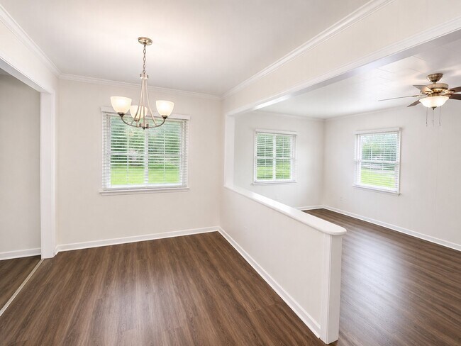 Building Photo - 213 Oak Park Dr