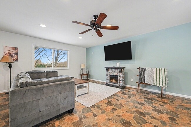 Building Photo - 325 W Delhi Rd