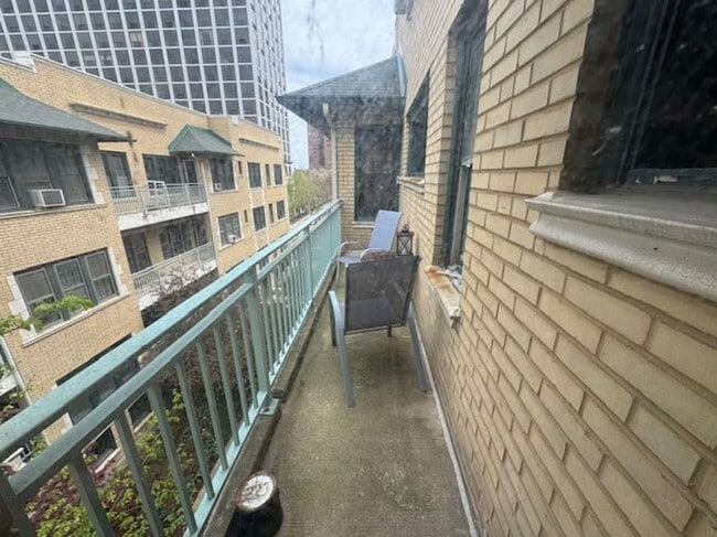 Building Photo - 1 bedroom in Chicago IL 60613