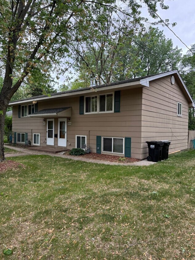 Foto principal - 2 Bed 1.5 Bath, Yard and shed, 2 Off stree...