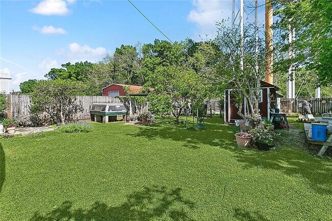 Foto del edificio - 108 Cedar Dr