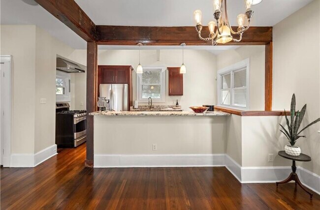 Foto del edificio - 5815 S Robertson St