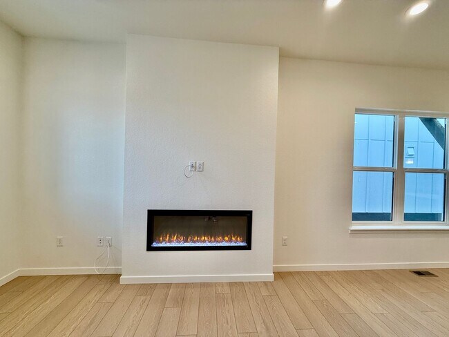 Foto del edificio - NEW CONSTRUCTION Gorgeous 2 Bedroom in clo...