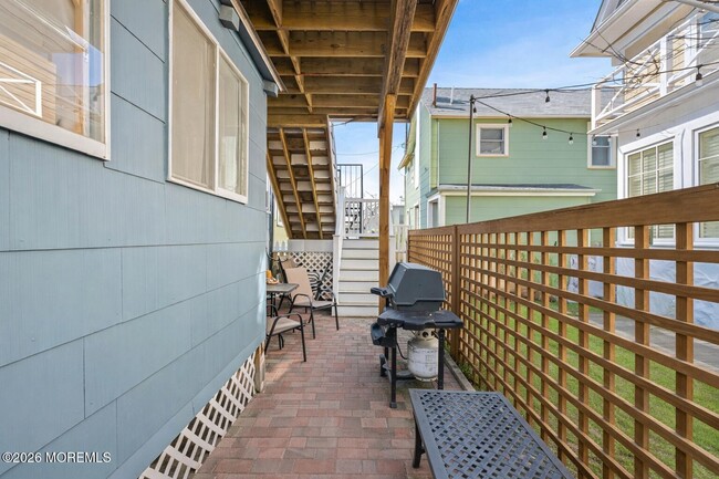 Building Photo - 123 Main Ave