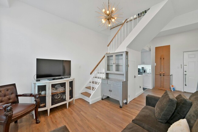 Building Photo - 1015 Grand St