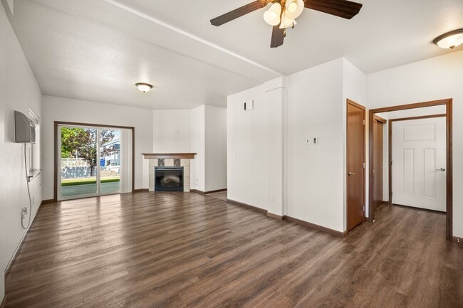 Building Photo - Spacious Valley Duplex Available Now!