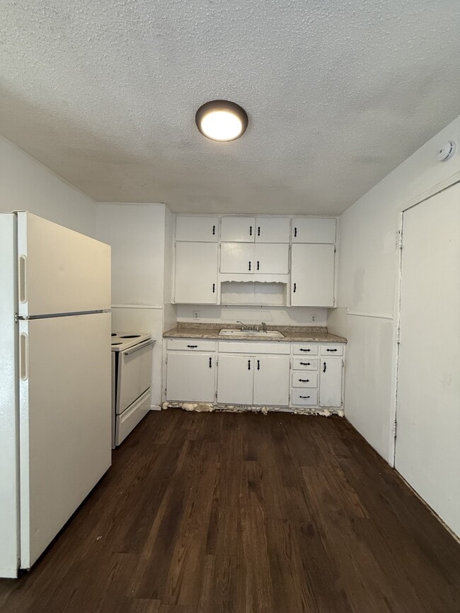 Foto del edificio - 824 Vanda Ave