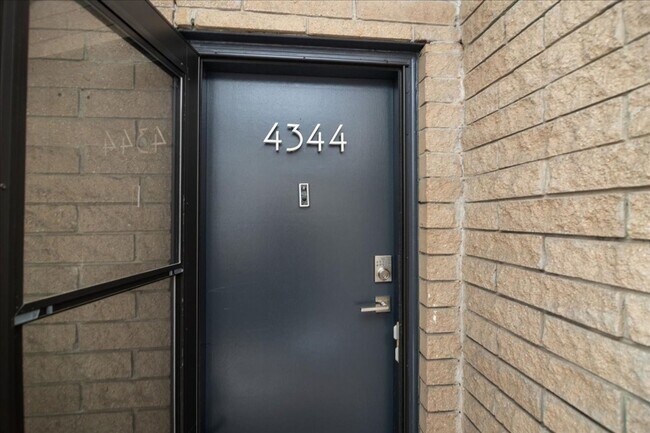 Photo - Spacious Ground Level 2bd/2ba w/ Screened ... House