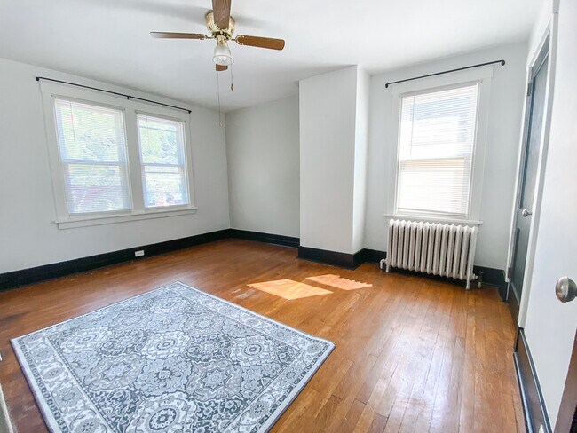 Building Photo - 561 Shelbourne Ave