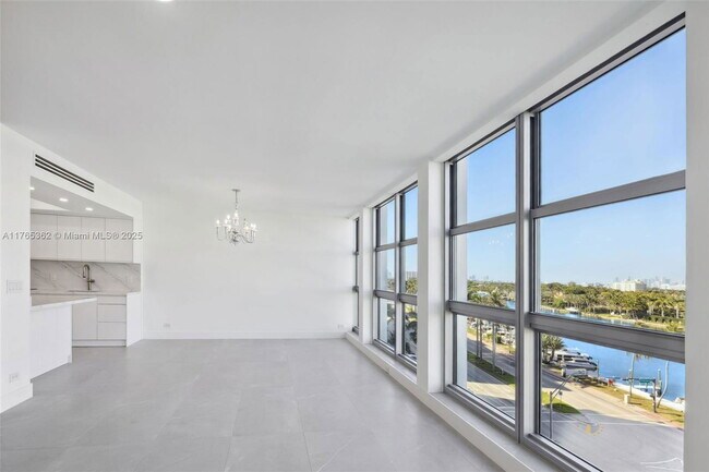 Foto del edificio - 5065 Collins Ave