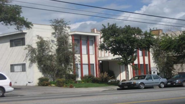 Building Photo - 12631 Vanowen St