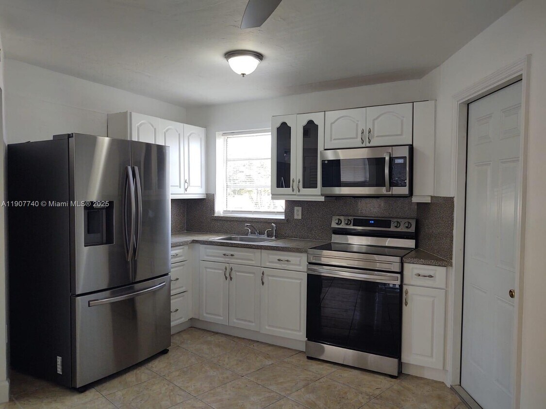 Foto principal - 1611 NE Miami Gardens Dr