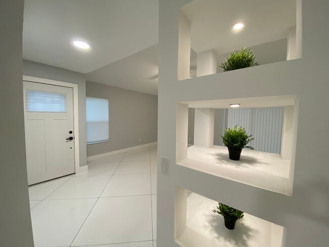 Building Photo - 2032 Gregory Dr