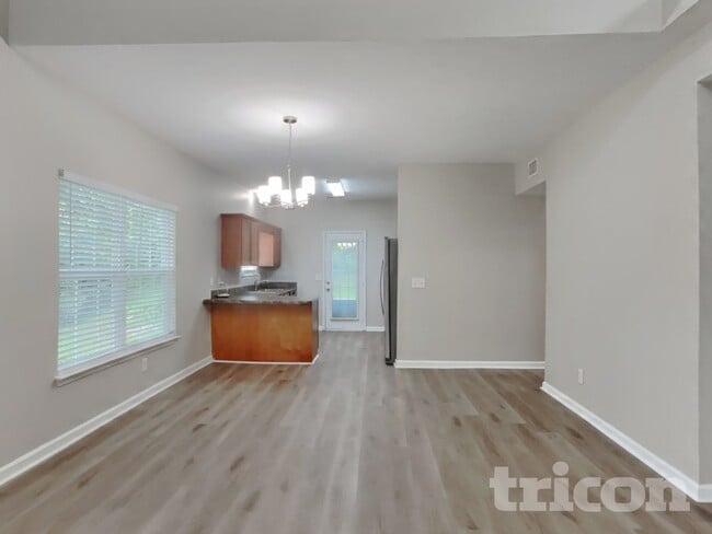 Building Photo - 142 Lyndhurst Dr