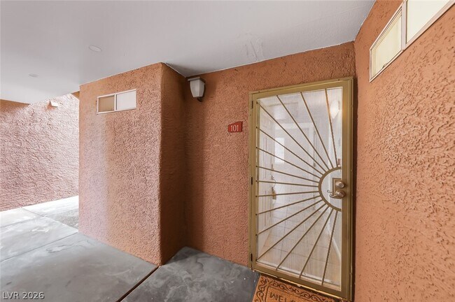 Foto del edificio - 2101 Blue Breeze Dr