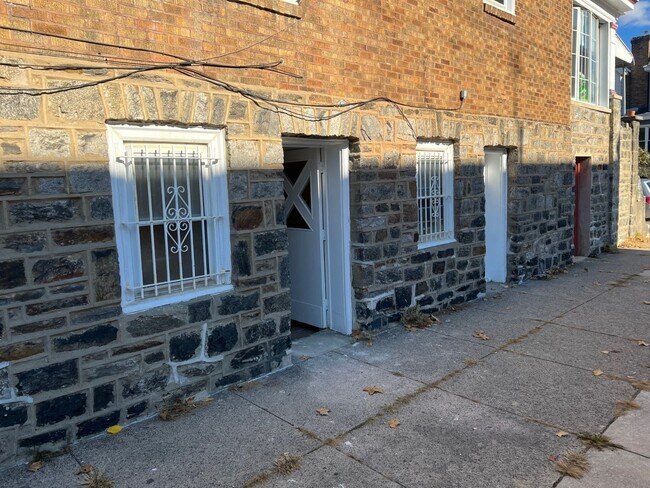 Building Photo - 846 N Woodstock St