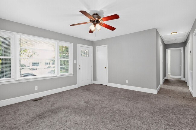 Building Photo - Adorable Three Bedroom Home!