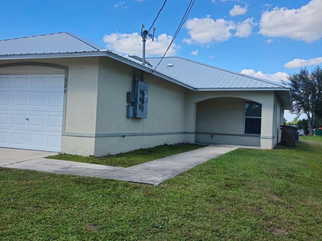Primary Photo - Cute 2 bedroom with a den 2 bathrooms and ...