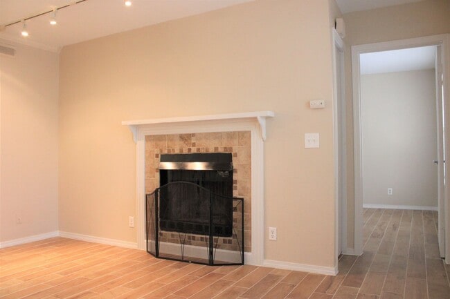 Building Photo - 11130 N Stratford Dr