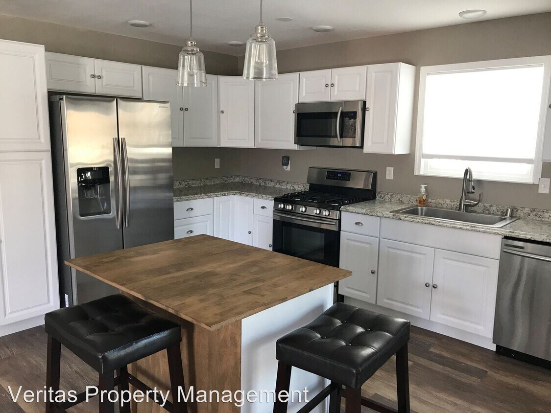 Primary Photo - 5 br, 2 bath House - 8 Canyon View Dr.