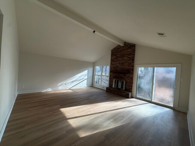 Foto del edificio - 70 Brookflower Rd