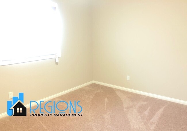 Building Photo - Beautiful 5BR 3.5 bathroom house in North East Normal. Large fenced in back yard.