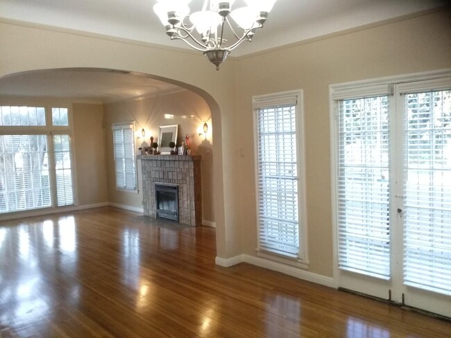 dining/living area - 5222 W Olympic Blvd