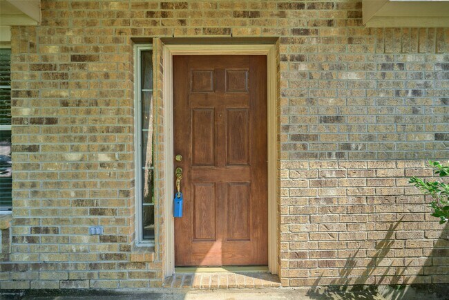 Foto del edificio - 6214 Channelbrook Ln