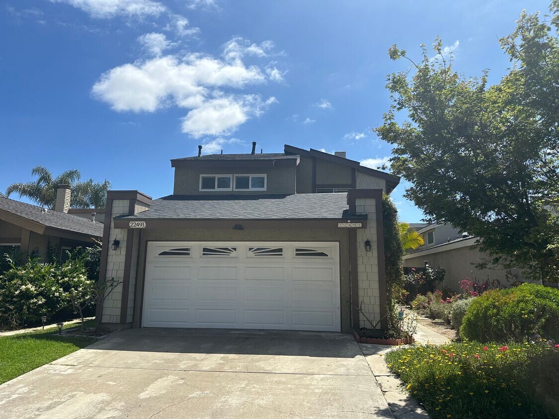 Primary Photo - Beautiful and Spacious 4 bedroom, 3 bath h...