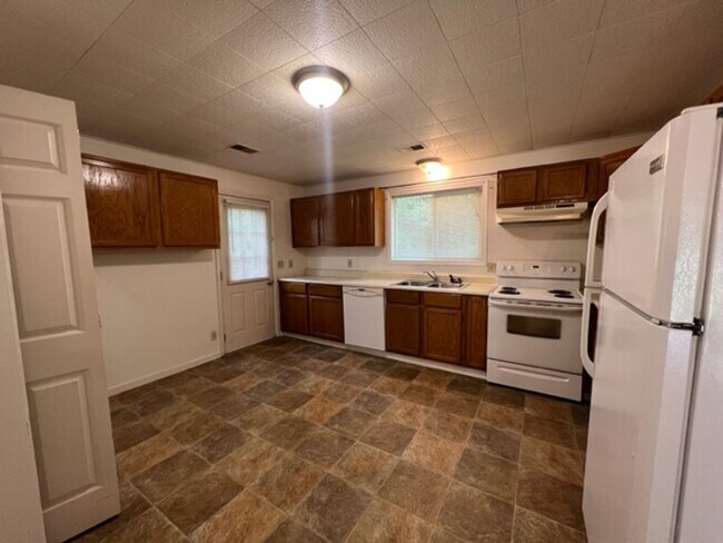 Foto del edificio - 2BR house near CofO!!!