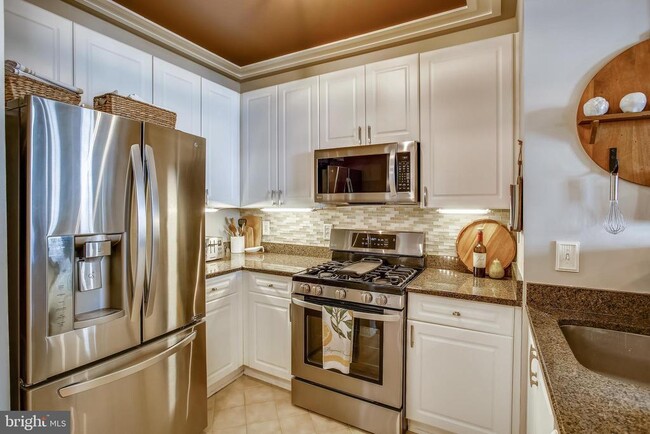 Building Photo - 4951 Brenman Park Dr
