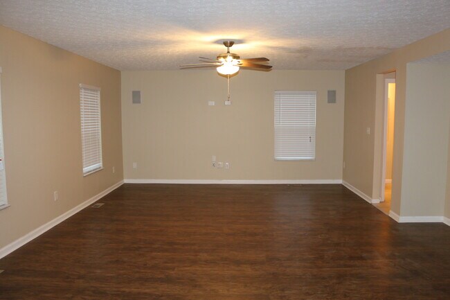 Building Photo - 4024 Walnut Crossing Dr