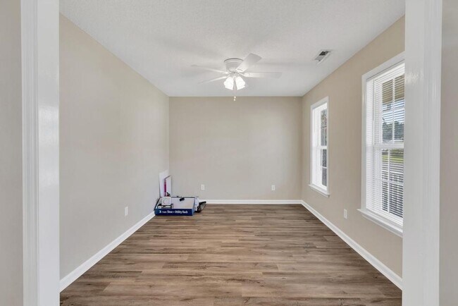 Building Photo - Spacious 4BR/2.5 Bath in the Jacksonville Commons Area