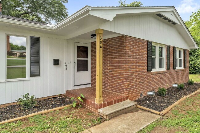 Building Photo - "Charming 3-Bedroom Spartanburg Retreat wi...