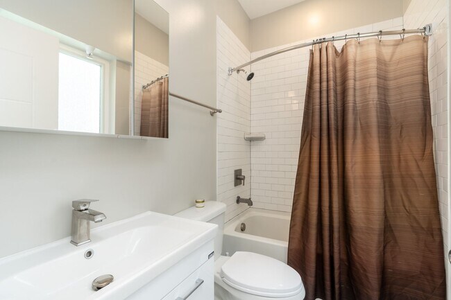 Foto del edificio - Top-Floor Petworth Studio with Private Ter...