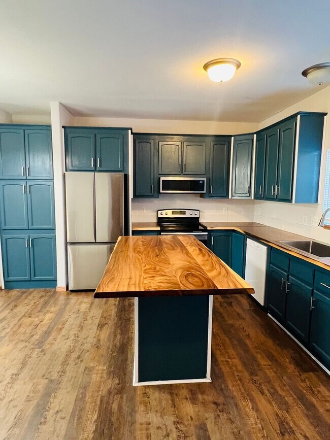 Foto del edificio - Charming Townhome, Prime Location, Cozy Living