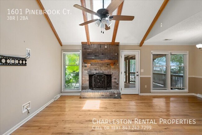 Foto del edificio - 1601 Pinebrook Ct