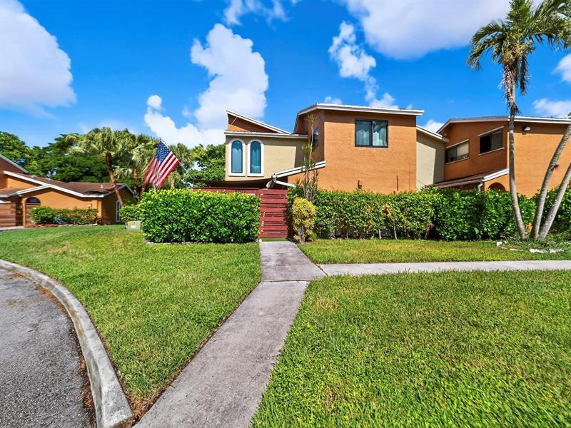Foto principal - 8009 NW 71st Ct